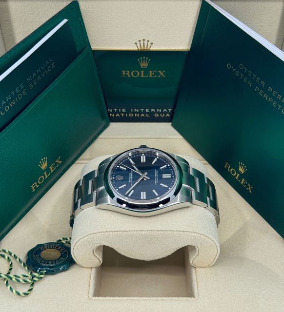 Rolex Oyster Perpetual 124300 Image 2
